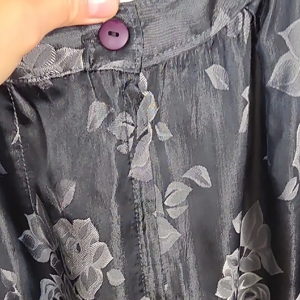 VINTAGE 19th AVENUE Floral Button-Back Skirt – Black & Silver Roses - Picture 4 of 8